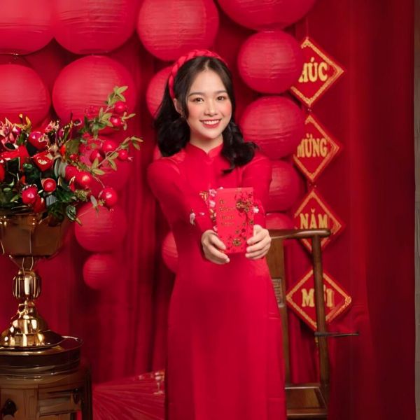 Chụp ảnh áo dài tết cầm bao lì xì