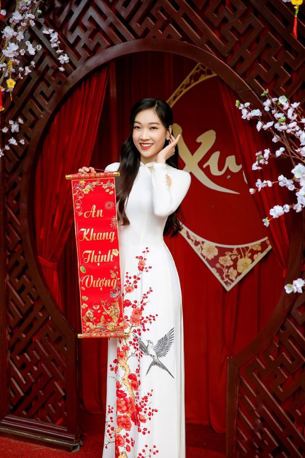 Chụp áo dài với câu đối đỏ