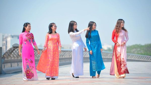 Mặc áo dài tạo dáng đứng hàng
