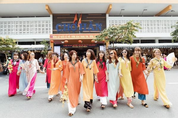 Mặc áo dài tết tạo dáng áo dài nhóm đi lại