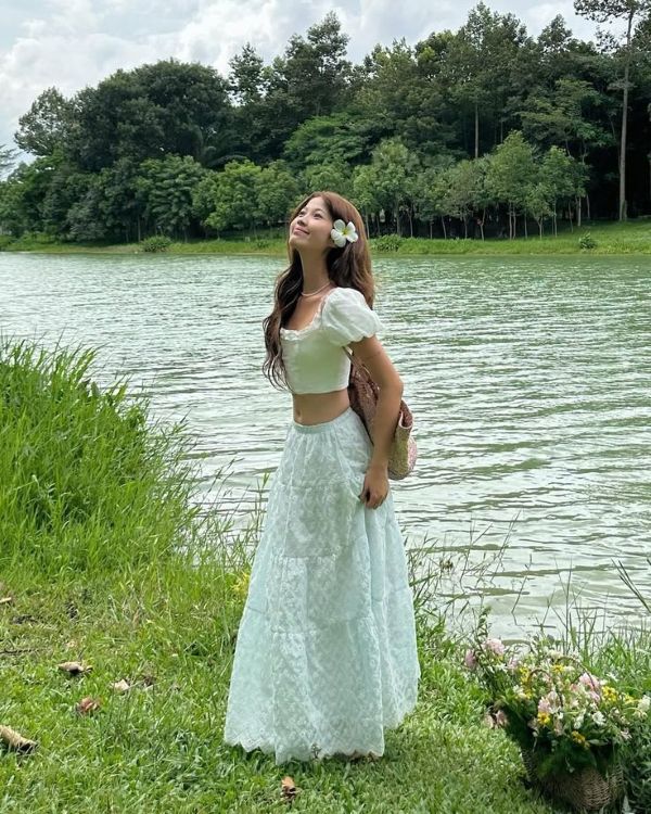 Tạo dáng cười nhẹ – không nhìn ống kính