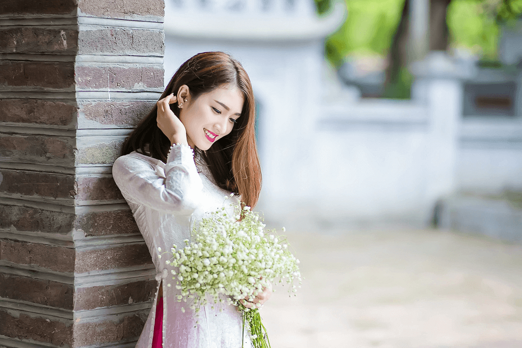 Cách tạo dáng chụp ảnh kỷ yếu nữ cận mặt hoặc góc nghiêng