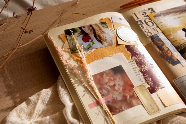 Với Scrapbook, bạn có thể thoải mái sáng tạo cho album ảnh cưới của mình