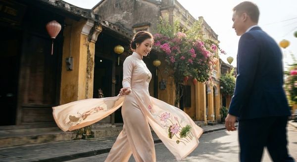 Tạo dáng chuyển động bước đi, xoay người