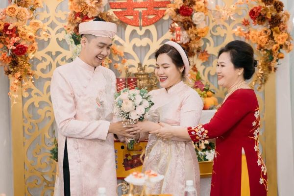 Áo dài cưới cho cô dâu tròn trịa đầy đặn