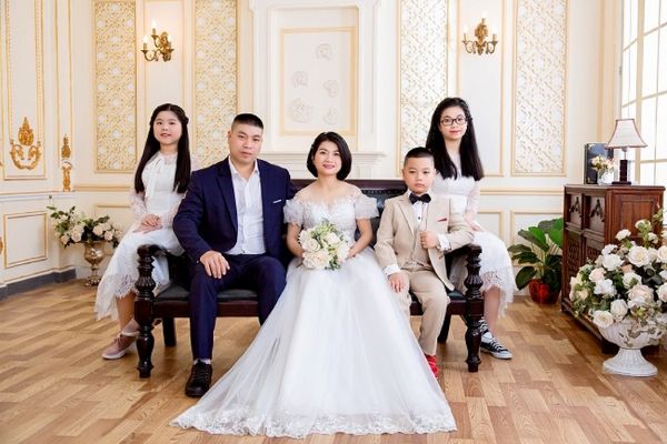 Tạo dáng chụp ảnh gia đình 5 người kiểu truyền thống đẹp