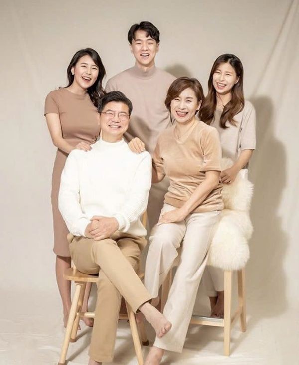 Chụp ảnh gia đình 5 người trong studio