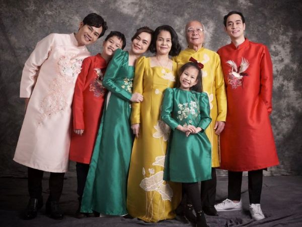 Chụp ảnh gia đình 5 người diện áo dài ngày Tết