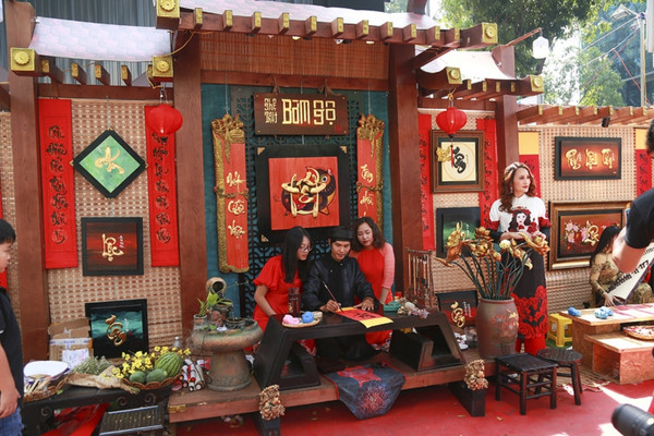 Concept chụp ảnh tại phố ông đồ phù hợp với những ai yêu thích sự cổ kính