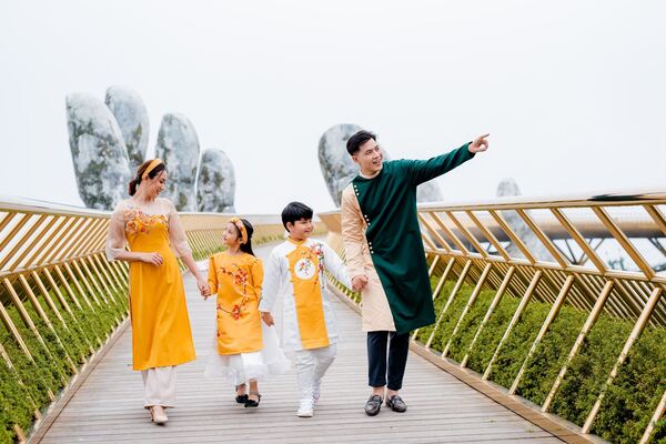 Chụp ảnh Tết gia đình tại thắng cảnh nổi tiếng là cách để ghi lại kỷ niệm ý nghĩa của cả nhà