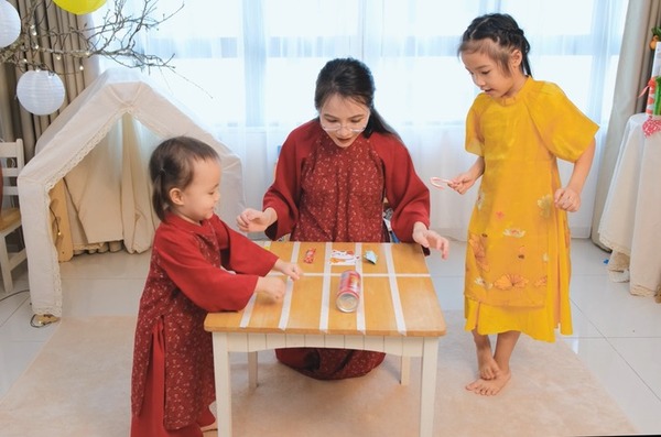 Concept chơi trò chơi ngày Tết ghi lại những khoảnh khắc gia đình một cách tự nhiên nhất