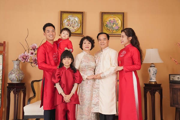 Hãy tạo không khí vui vẻ ngay từ đầu để bộ chụp ảnh gia đình ngày Tết thêm tự nhiên