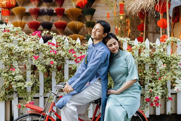 Chợ hoa và phố cổ là những địa điểm lý tưởng để chụp ảnh Tết ngoại cảnh cho cặp đôi