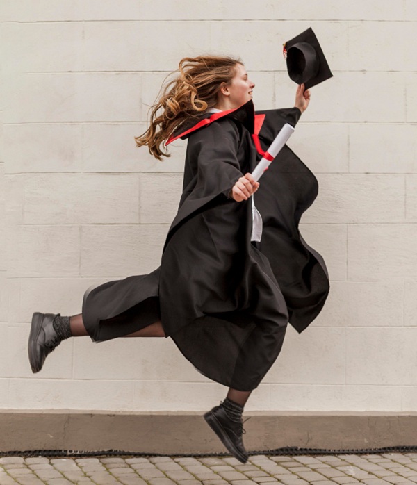 Tạo dáng nhảy lên thể hiện năng lượng và sự phấn khích