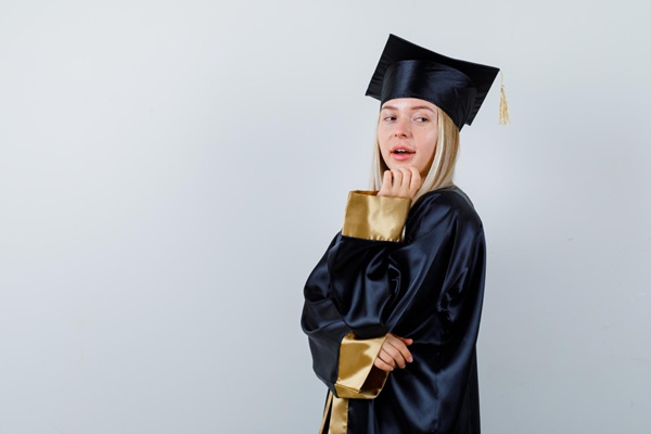 Tạo dáng chống cằm nhẹ nhàng, thanh lịch