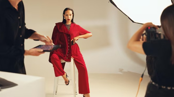 Shooting thời trang với xung quanh là ekip hỗ trợ