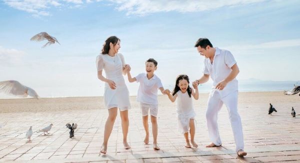 Tạo dáng chụp ảnh gia đình tay trong tay