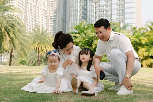 Tạo dáng tương tác với trẻ nhỏ