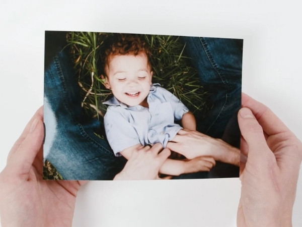 Giấy Glossy có bề mặt trắng sáng, bóng loáng và nhẵn mịn