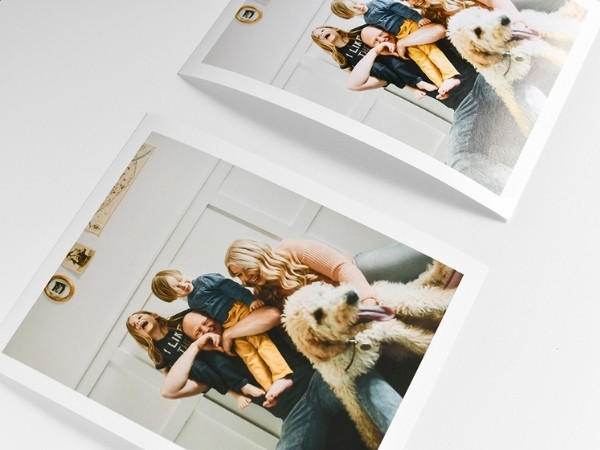 Giấy Matte sở hữu bề mặt mờ, hơi sần, không có độ bóng