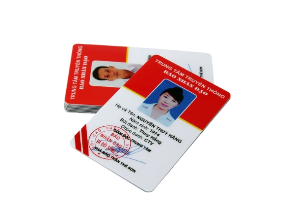 Mẫu ảnh 3x4 in trên thẻ nhân viên