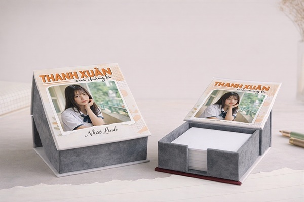 In kỷ yếu với lịch để bàn để lưu giữ những khoảnh khắc đáng nhớ