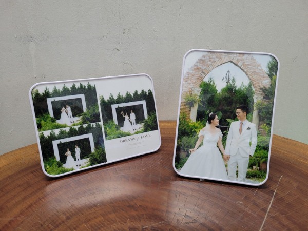 Phủ một lớp keo hữu cơ hoặc nhựa resin trong suốt lên toàn bộ bề mặt