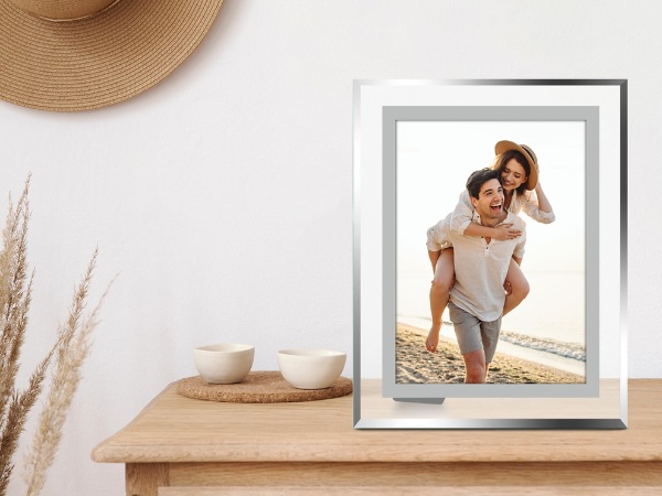 Khung acrylic trong suốt viền nhôm