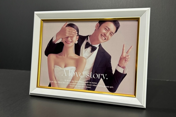  Ảnh cưới để bàn làm việc nhỏ gọn, viền vàng nổi bật