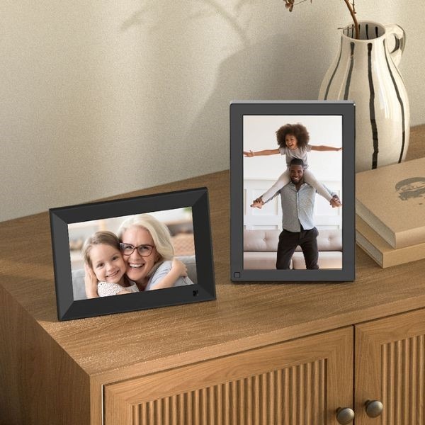 N&ecirc;n chọn khung ảnh để b&agrave;n c&oacute; k&iacute;ch thước ph&ugrave; hợp với tổng thể nội thất