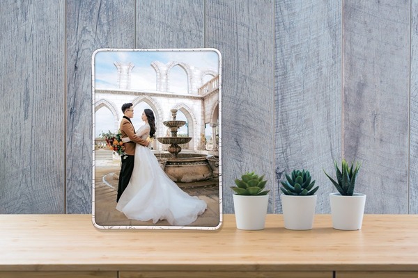 Ảnh mica hình cưới để bàn làm việc