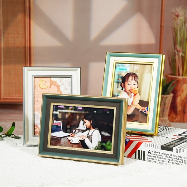 Khung ảnh trang trí bàn làm việc nhỏ gọn, thiết kế viền vàng sang trọng