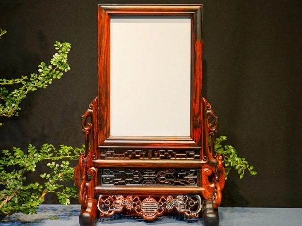 Mẫu khung thờ chạm khắc hoa văn sang trọng