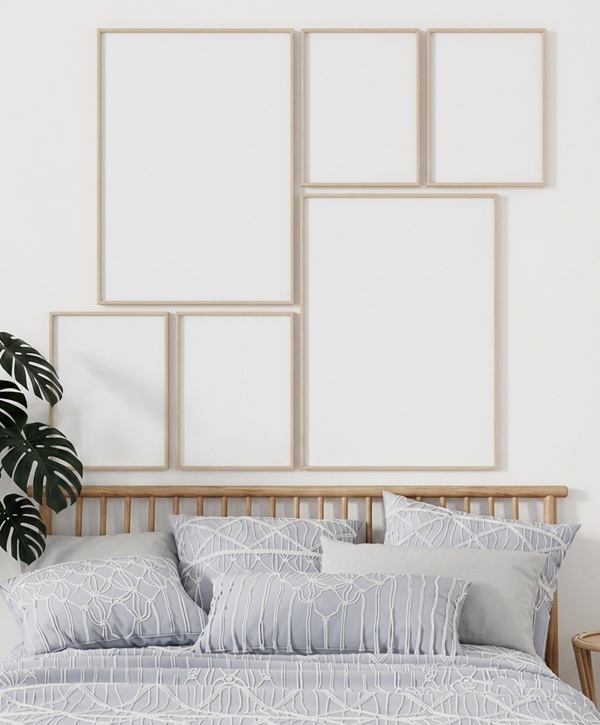 Cụm gallery wall độc đáo gồm 6 khung ảnh gỗ đa dạng kích thước