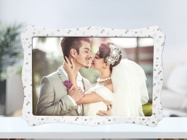 Ảnh cưới để bàn dùng để trang trí cả trong và sau tiệc cưới