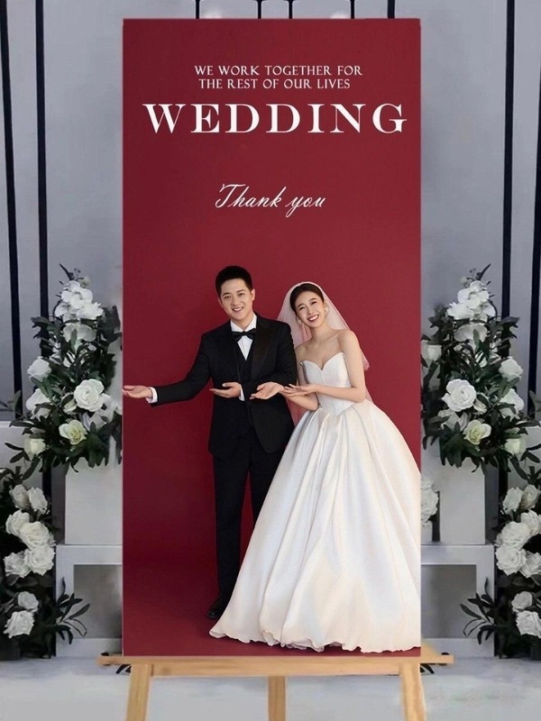 Ảnh cưới để cổng giúp khách mời dễ dàng nhận diện địa điểm tổ chức hôn lễ