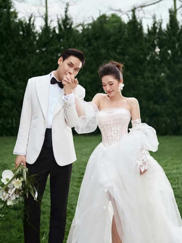 Chụp ảnh cưới chân dung tập trung vào biểu cảm cô dâu, chú rể thay vì bối cảnh