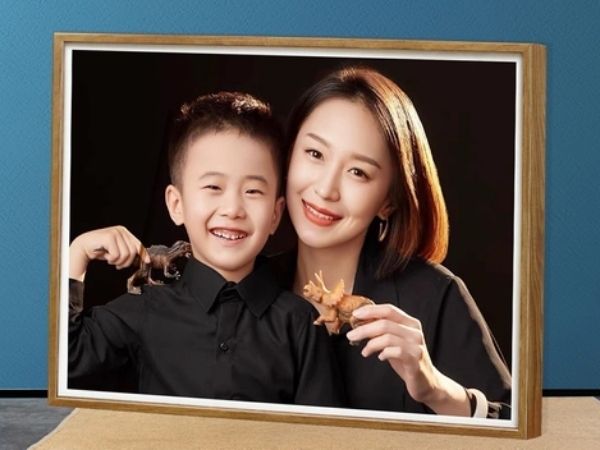 Mẫu ảnh tráng gương em mẹ và bé làm kỷ niệm