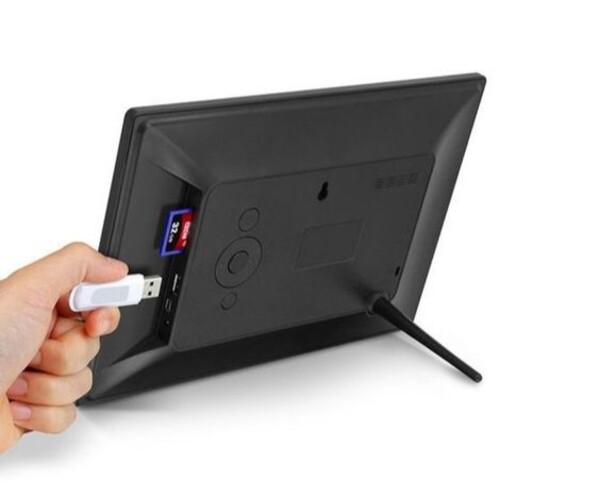 Nên chọn khung ảnh kỹ thuật số có thêm khe cắm thẻ và USB