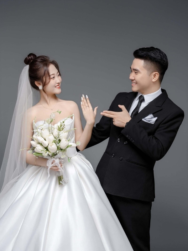 Tông màu xám trung tính giúp làm nổi bật váy cưới và thần thái cô dâu chú rể