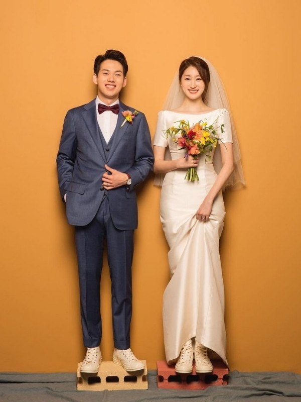 Màu cam tươi sáng tạo nên bộ ảnh cưới tràn đầy năng lượng và sức sống