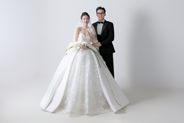 Chụp ảnh cưới với phông nền Hàn Quốc tại studio giúp tiết kiệm thời gian lẫn chi phí