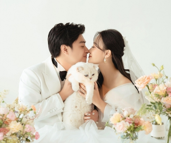 Tạo dáng chụp ảnh cưới Hàn Quốc tự nhiên, tình tứ trên phông nền đơn sắc