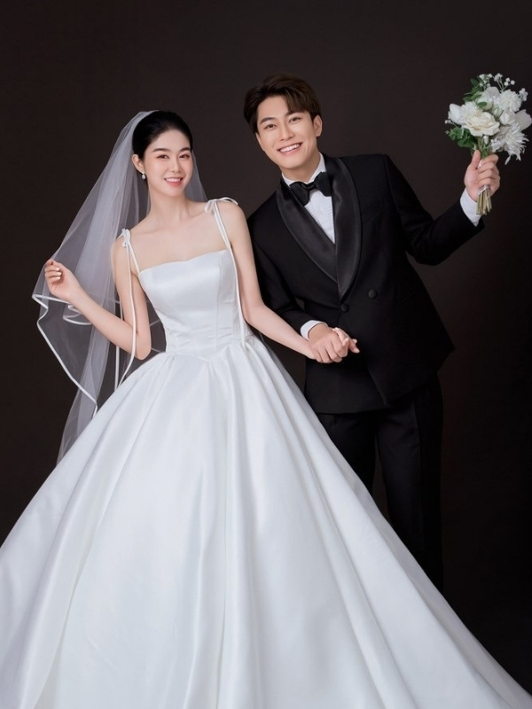 Phông đen là lựa chọn lý tưởng cho những ai muốn album ảnh cưới mang tính nghệ thuật cao