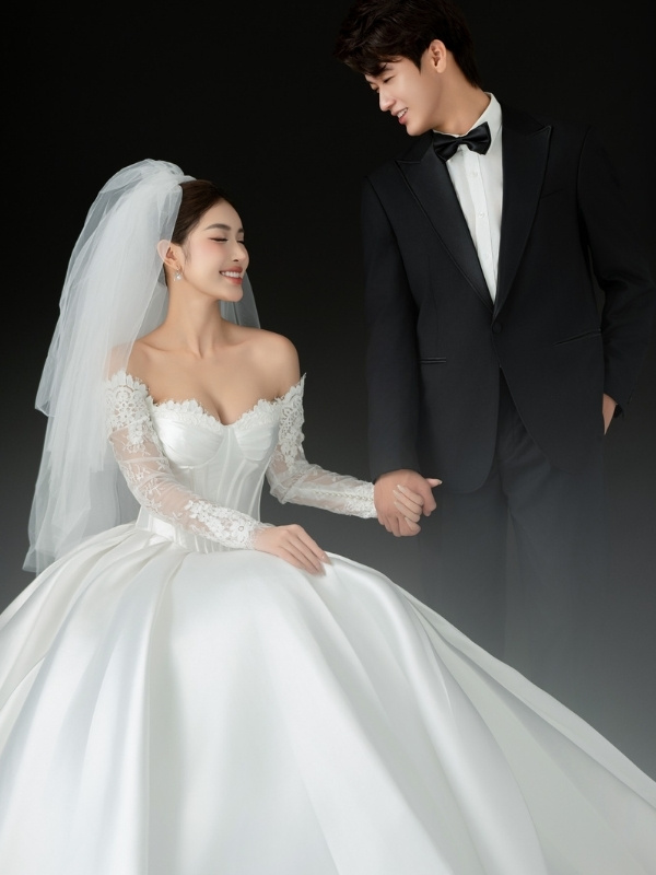 Background đen tạo hiệu ứng dramatic và nghệ thuật cho bộ ảnh cưới