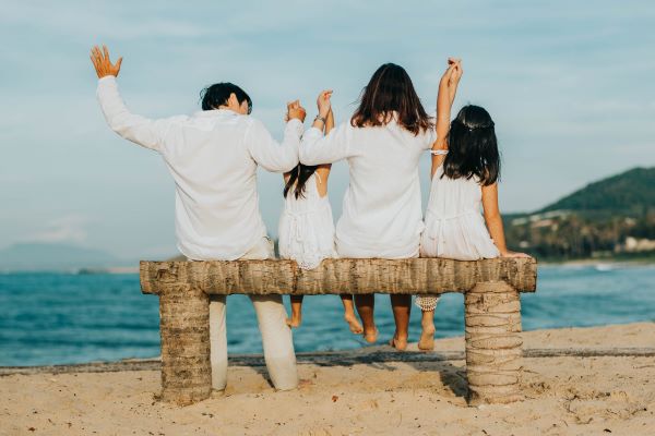 Cách tạo dáng gia đình cùng nhau vui đùa