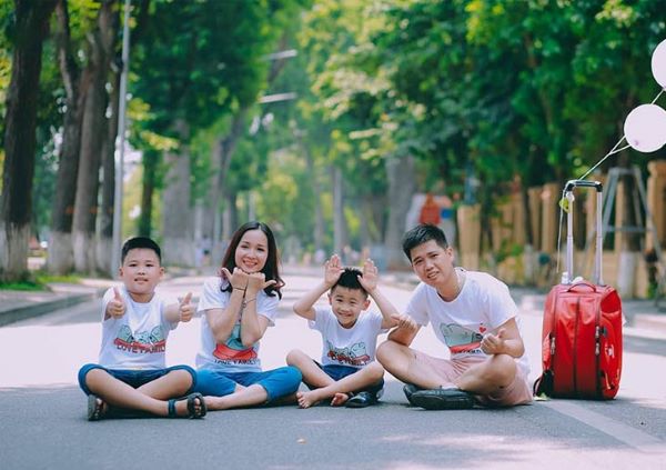Cách tạo dáng khi chụp ảnh gia đình 4 người ngoại cảnh