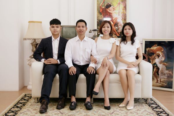 Bức ảnh tạo dáng chụp ảnh gia đình 4 người kiểu truyền thống, đơn giản với tông màu trắng đen