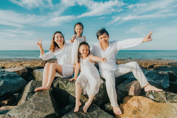 Cách tạo dáng chụp ảnh gia đình 4 người tự nhiên, thú vị 