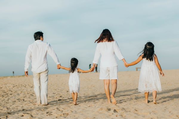 Cách tạo dáng chụp ảnh gia đình 4 người nô đùa trên cát 